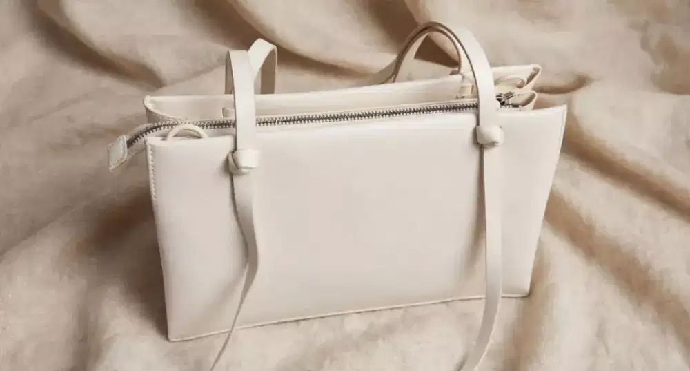 Tas branded Charles Keith