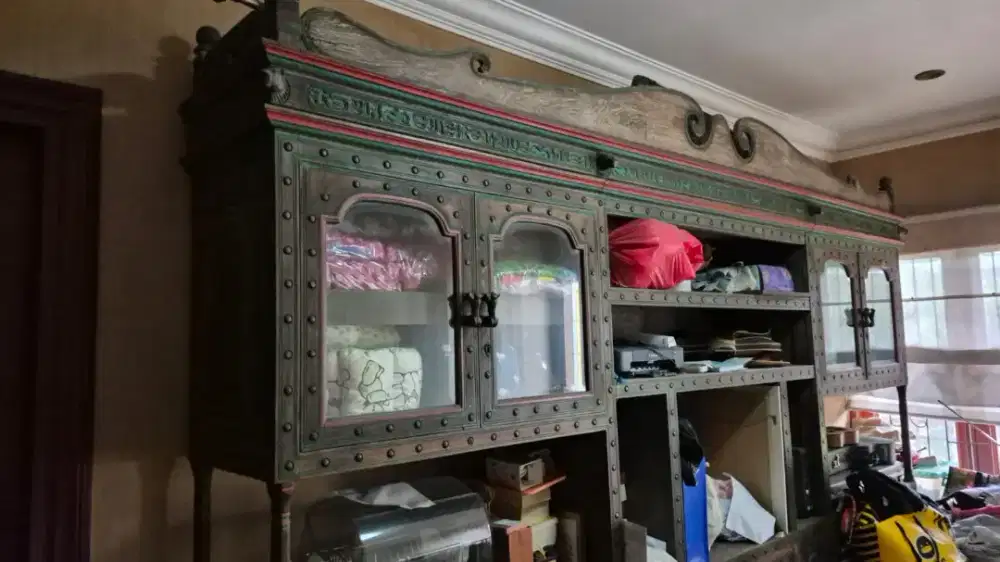 Dijual lemari dan satu set kursi san meja kayu jati bgs ex pejabat