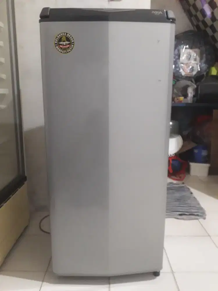 Di jual kulkas 1 pintu merk AQua normal  dingin beku hrg 700rb