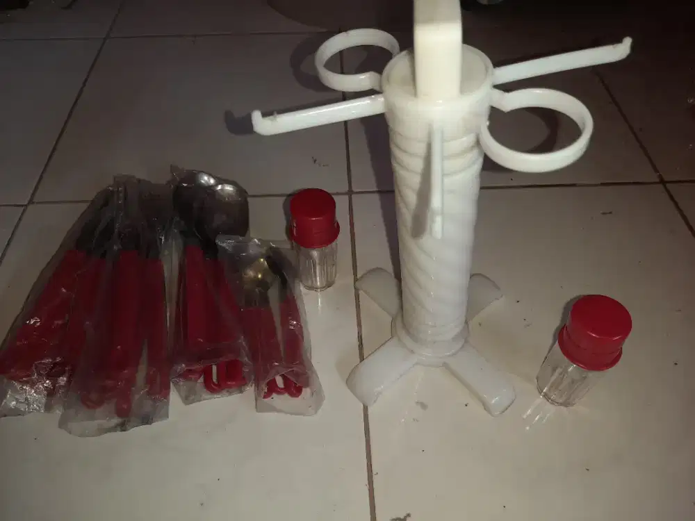 Satu set perlengkapan Makan & Satu Set perlengkapan Memasak