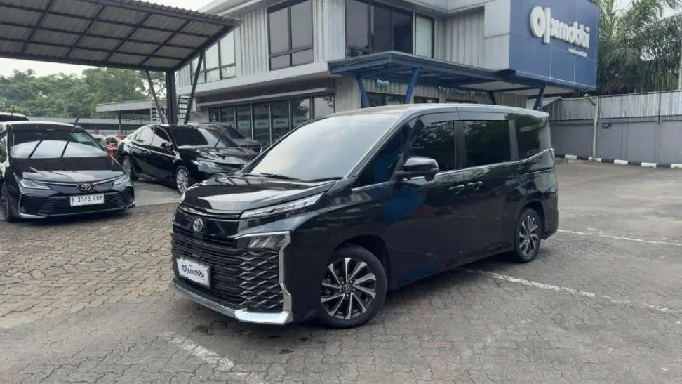 Toyota Voxy 2.0 Bensin-AT 2023