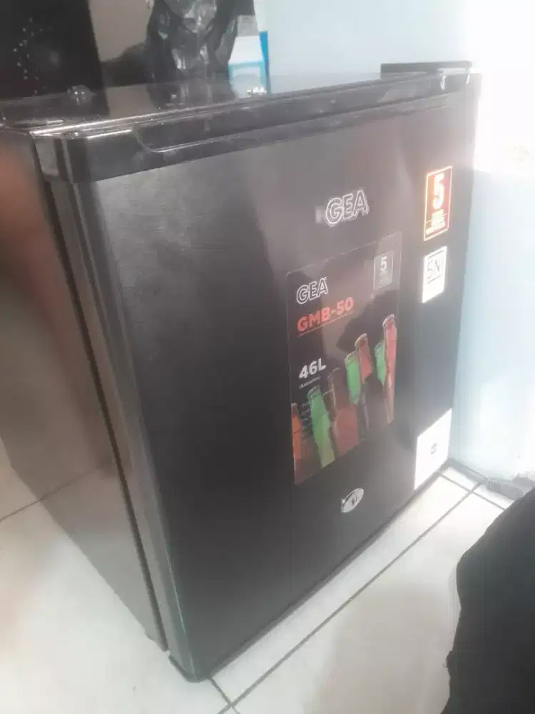 Jual kulkas mini merk Gea harga 800.000 nego karna pindah kost