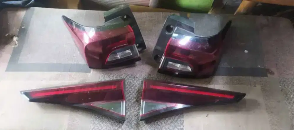 Stop lamp kanan dan kiri
Replektor kanan dan kiri
Avanza