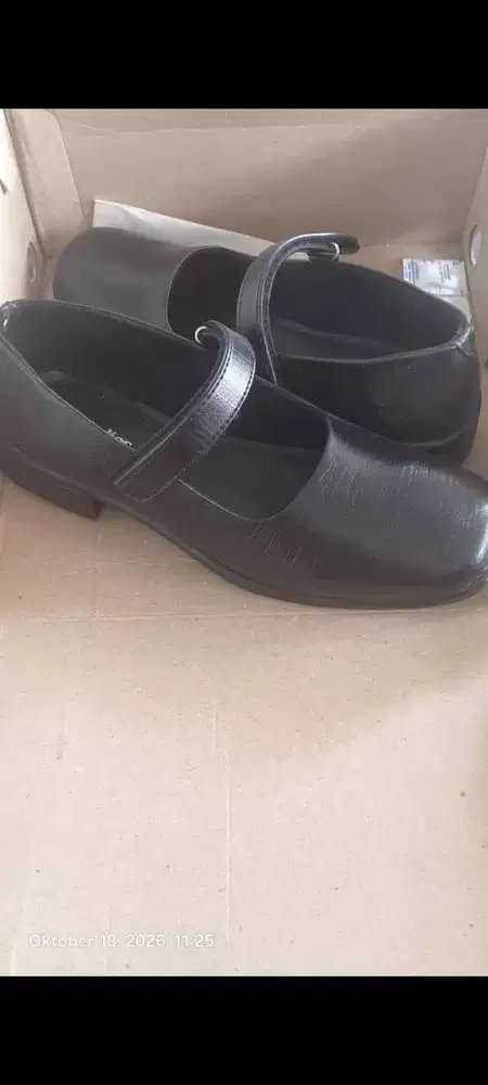 Sepatu pantofel dipakai sekali