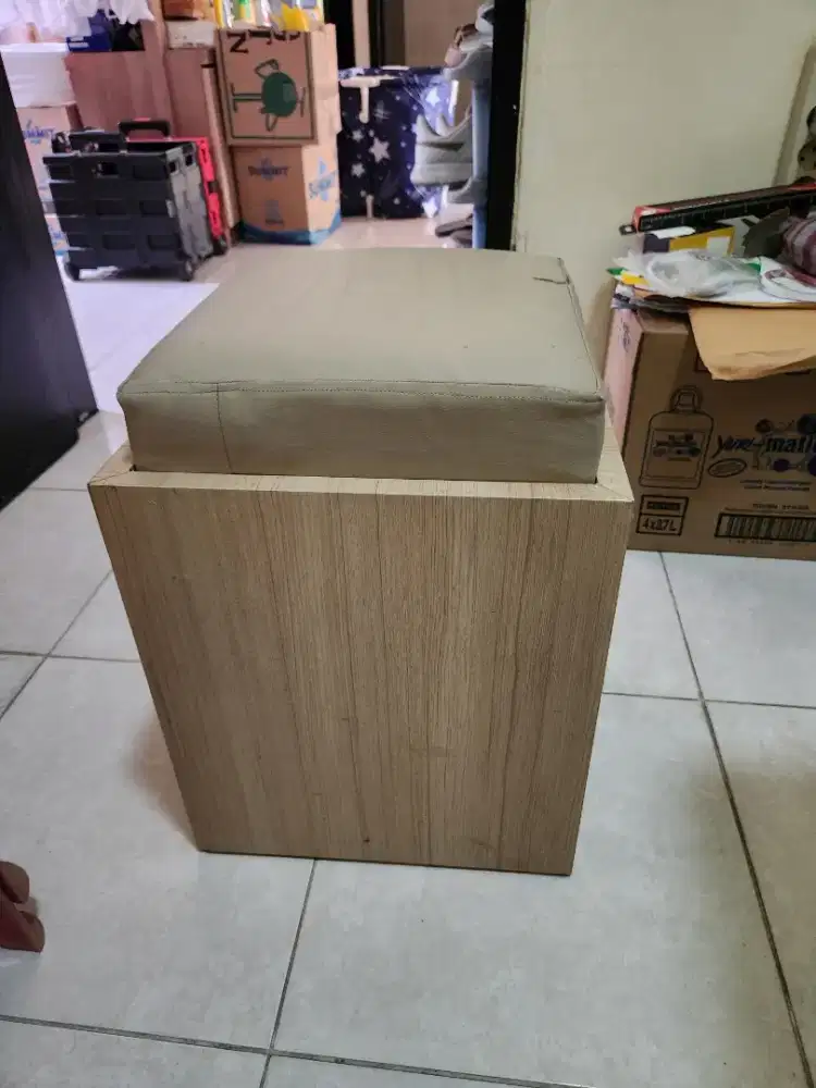 Kursi kotak dengan storage box/Kotak penyimpanan