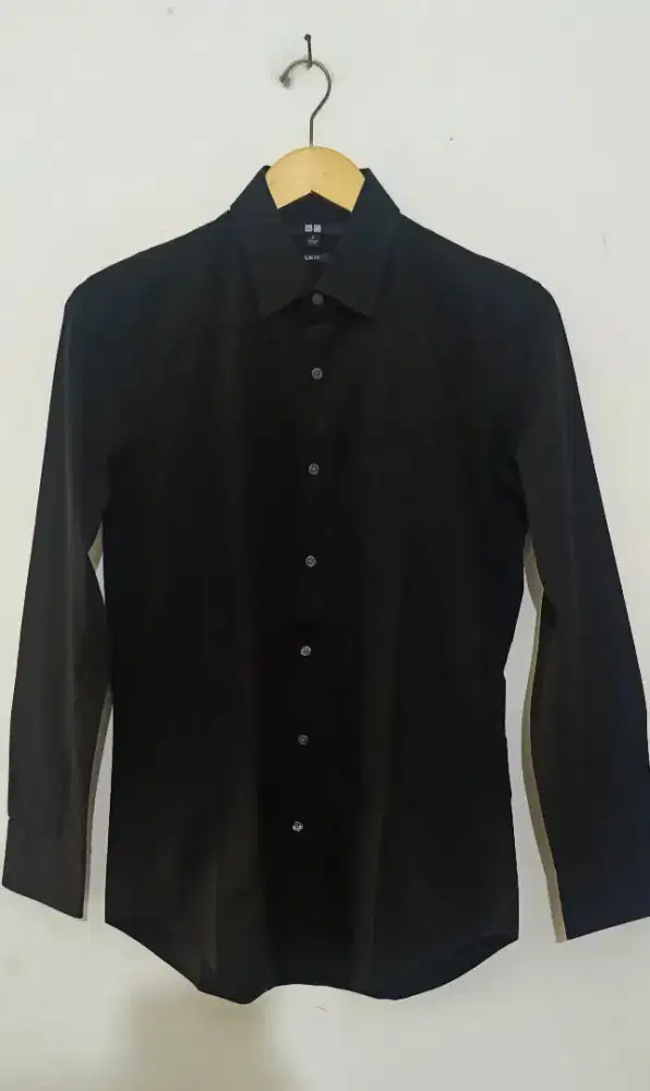 Kemeja Hitam Uniqlo