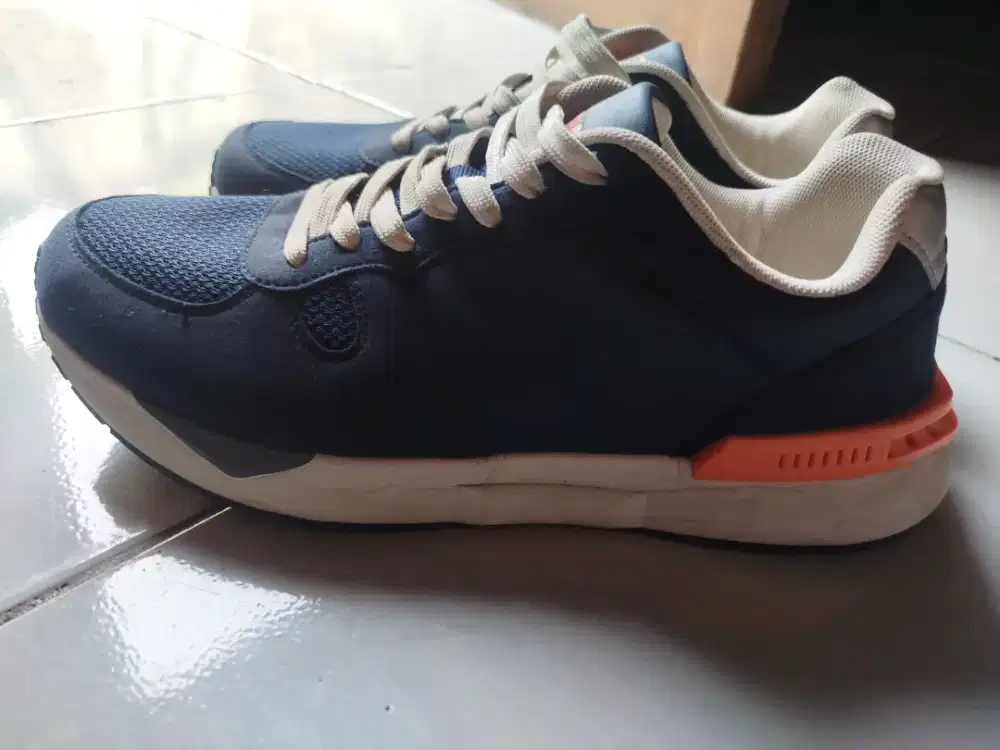 Sepatu sneaker diadora