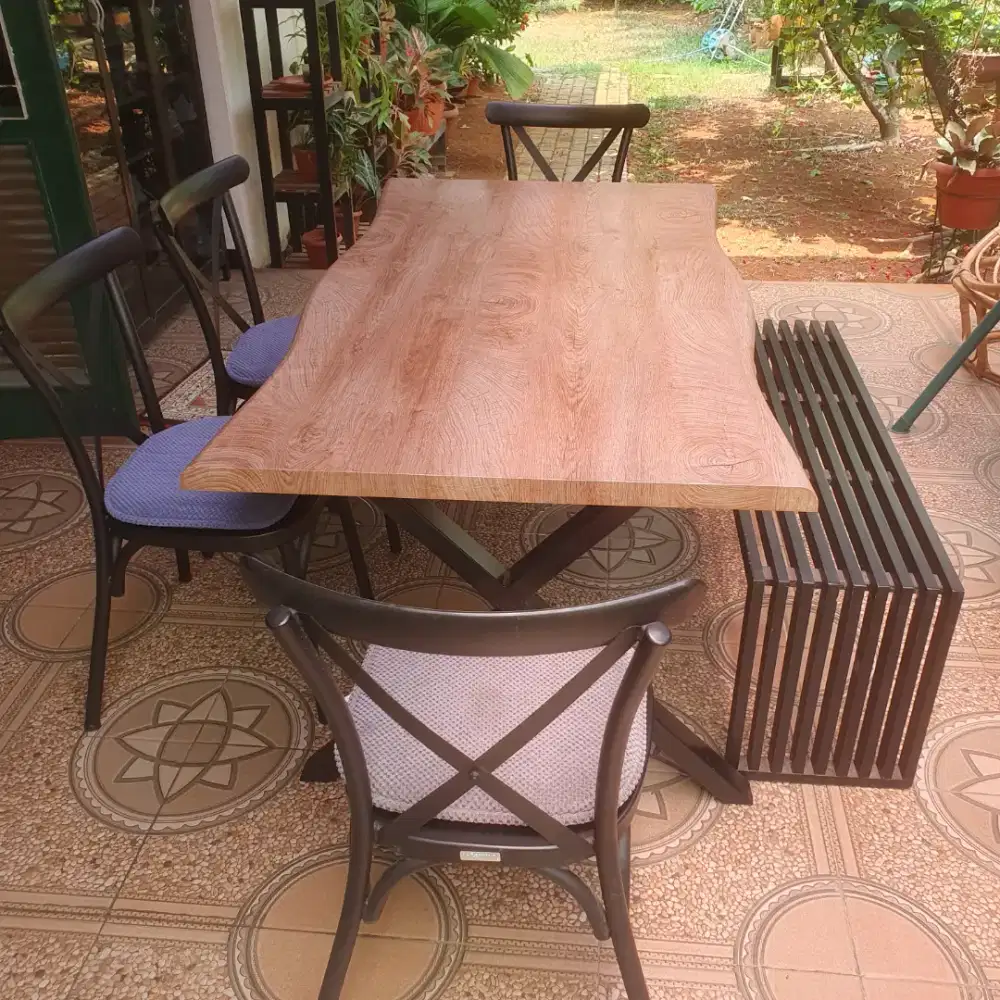 Set meja kayu (4 kursi dan bench)