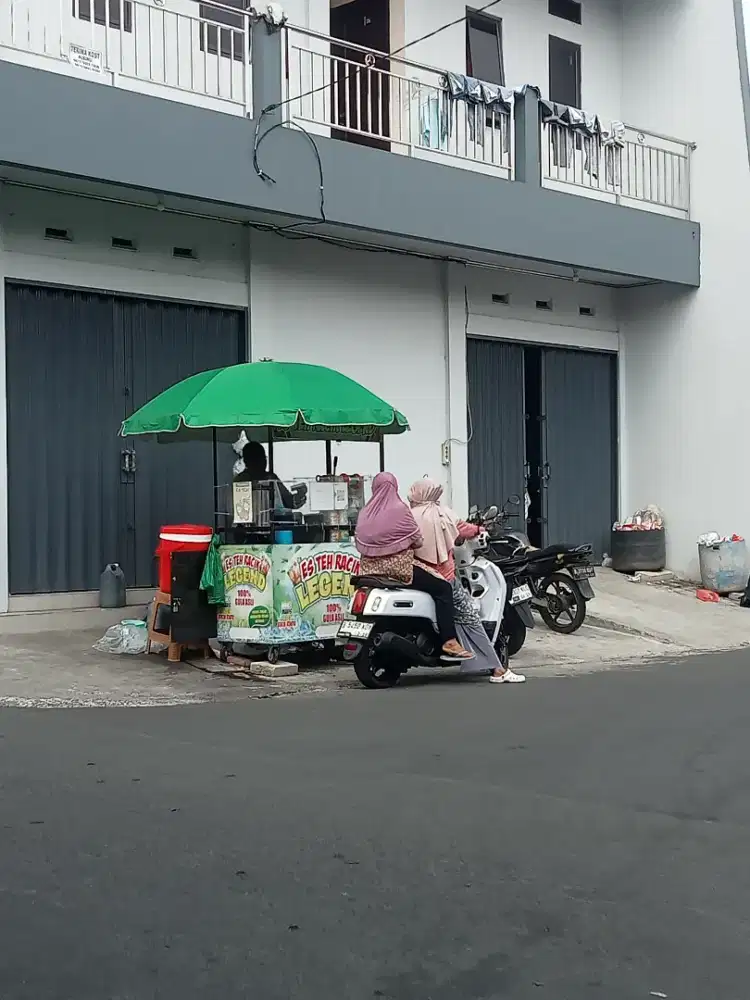 Loker menjaga stand es teh