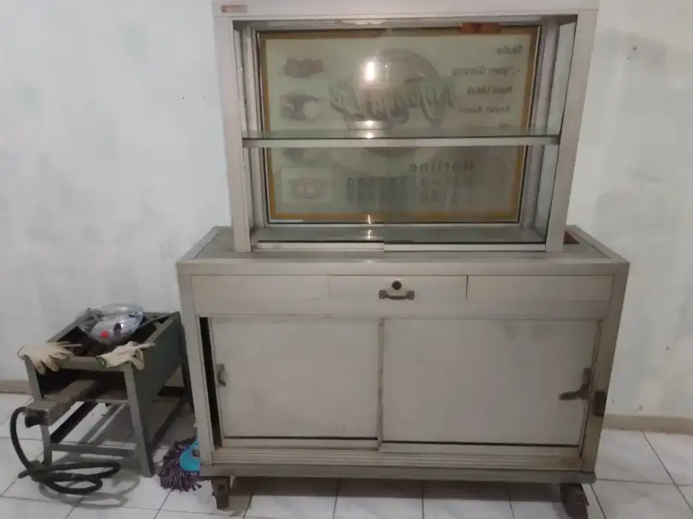 Lemari aluminium dan kompor gas bekas