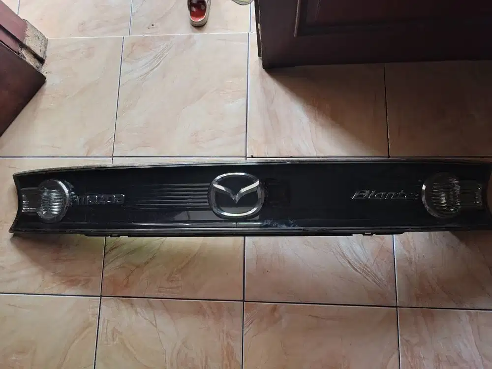 reflektor lampu bagasi belakang mobil Mazda Biante