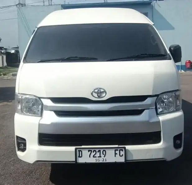 Toyota Hiace Commuter 2025