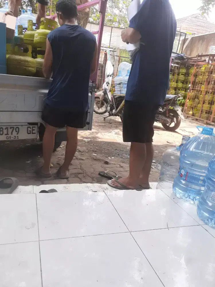 Di butuhkan karyawan pengantar galon pakai motor