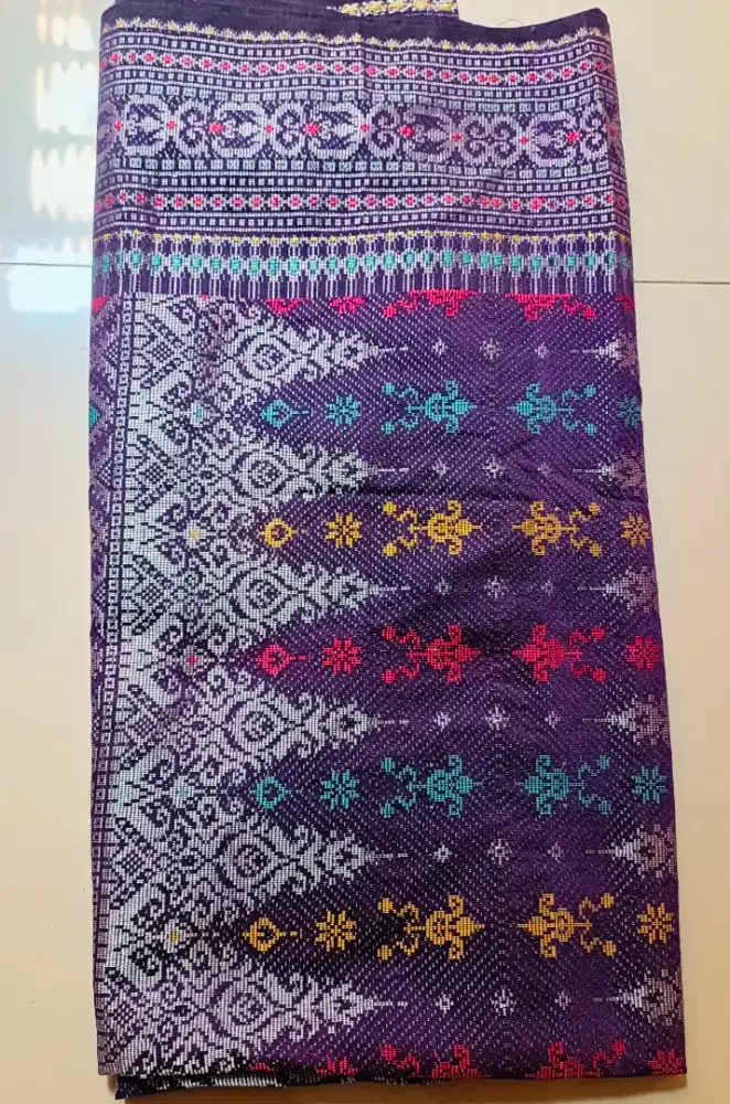 kain tenun Songket tradisional motif etnik warna ungu