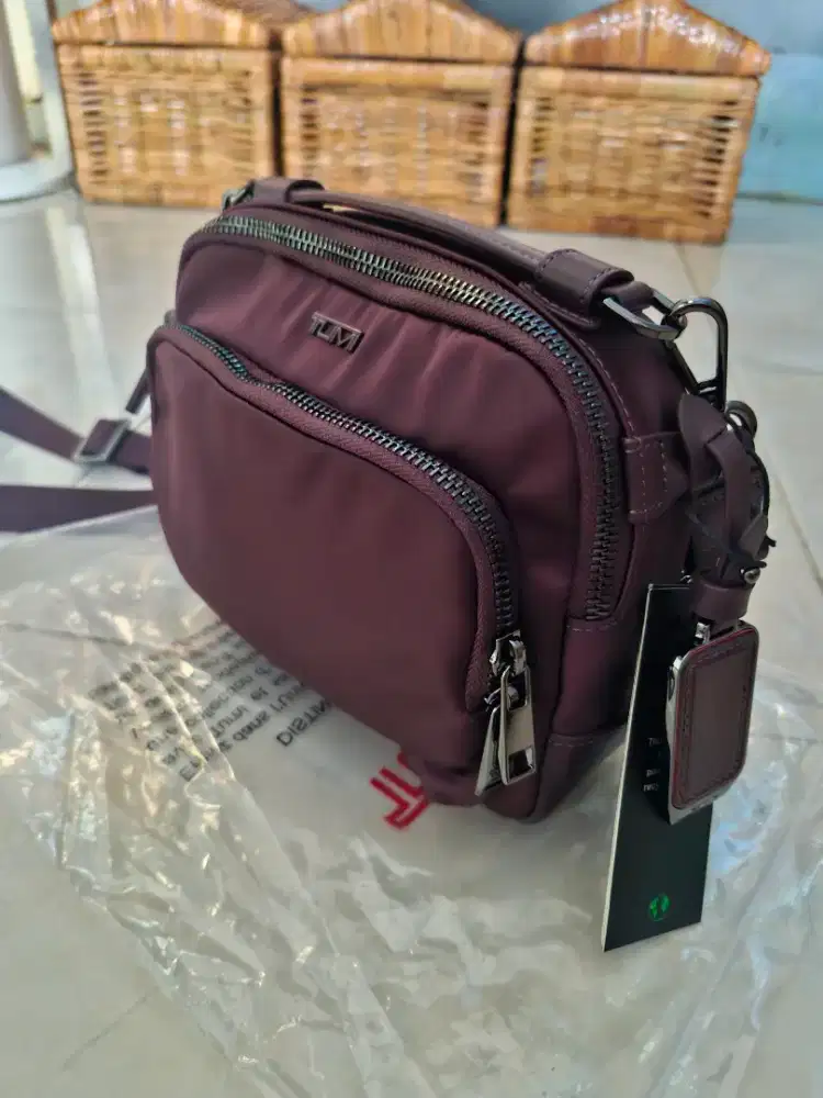 Preloved tas tumi burgundy bahan nilon sz 22 x 17 cm like new