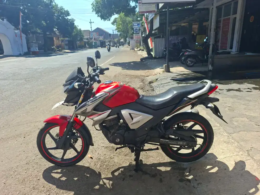 Honda New MegaPro FI tahun 2014 warna merah