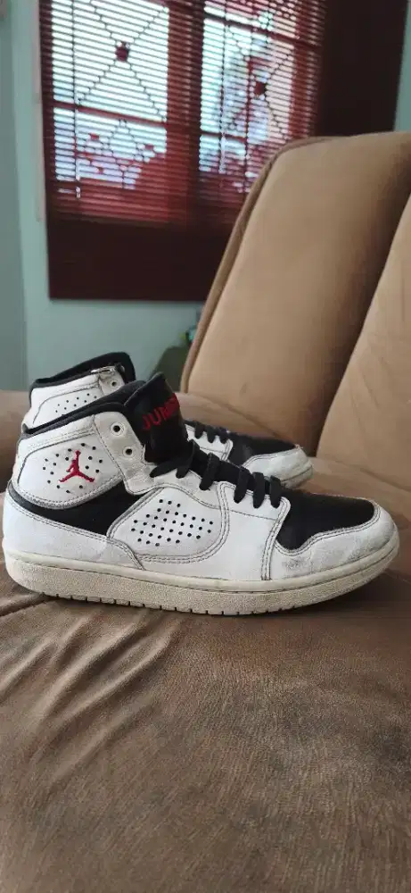 Dijual cepat sepatu jordan basket JumpMan size 38.5