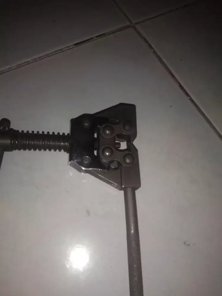 Perkakas potong rantai dan treker