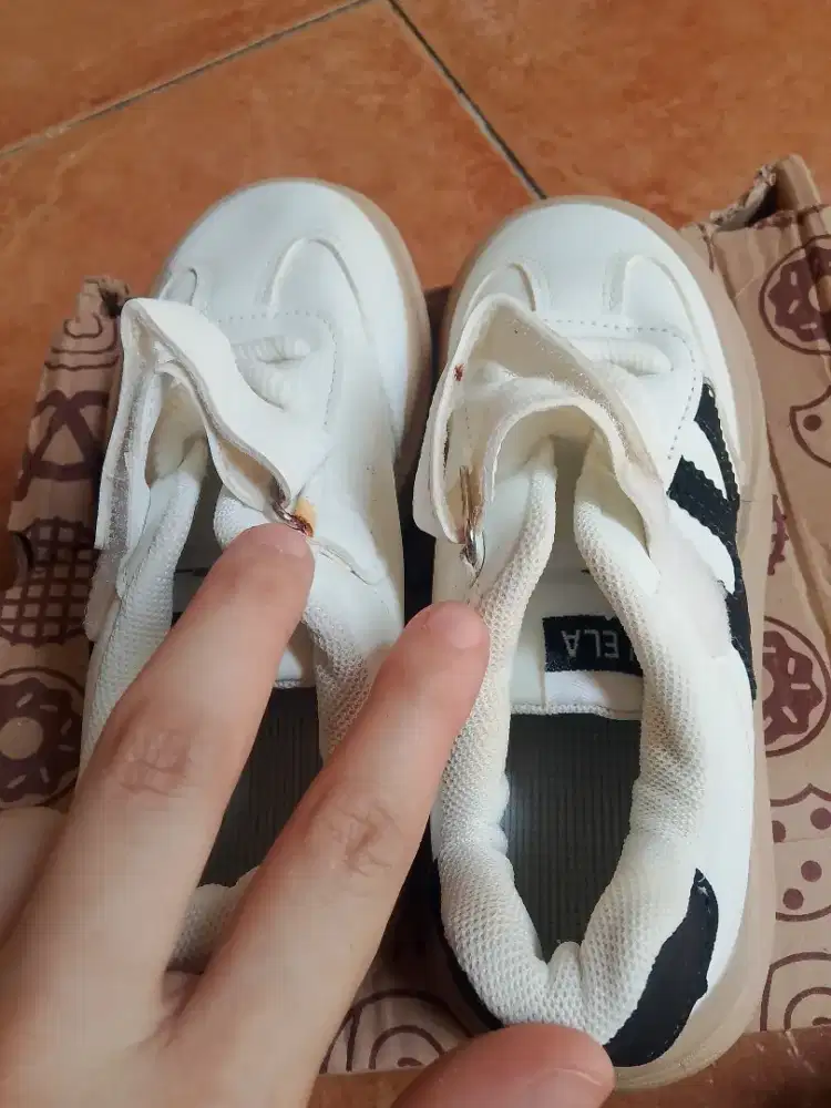Dijual Sepatu anak second size 32 sama 37 baru pakai 1x seperti baru