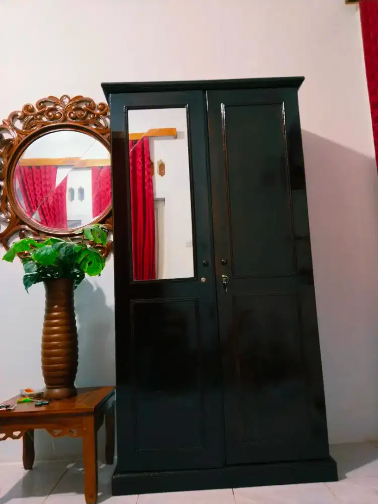 LEMARI KAYU 2 PINTU SEPERTI BARU