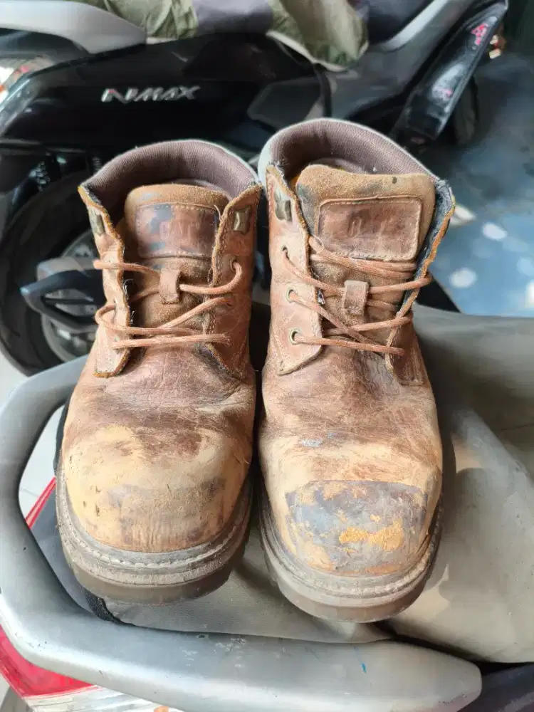 SEPATU SAFETY SHOES CATERPILLAR FULL LEATHER SIZE 43,5 JOGGER RED WING