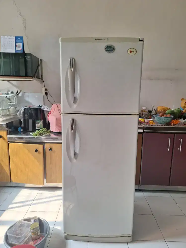 Kulkas 2 pintu, tipe freezer tanpa bunga es