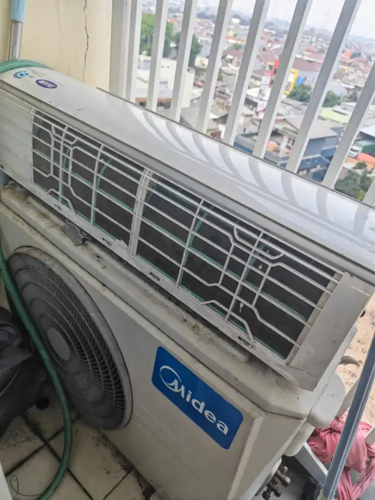 AC 1,5 PK, kondisi masih seperti baru dan sangat terawat