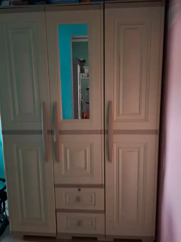 Lemari pintu tiga