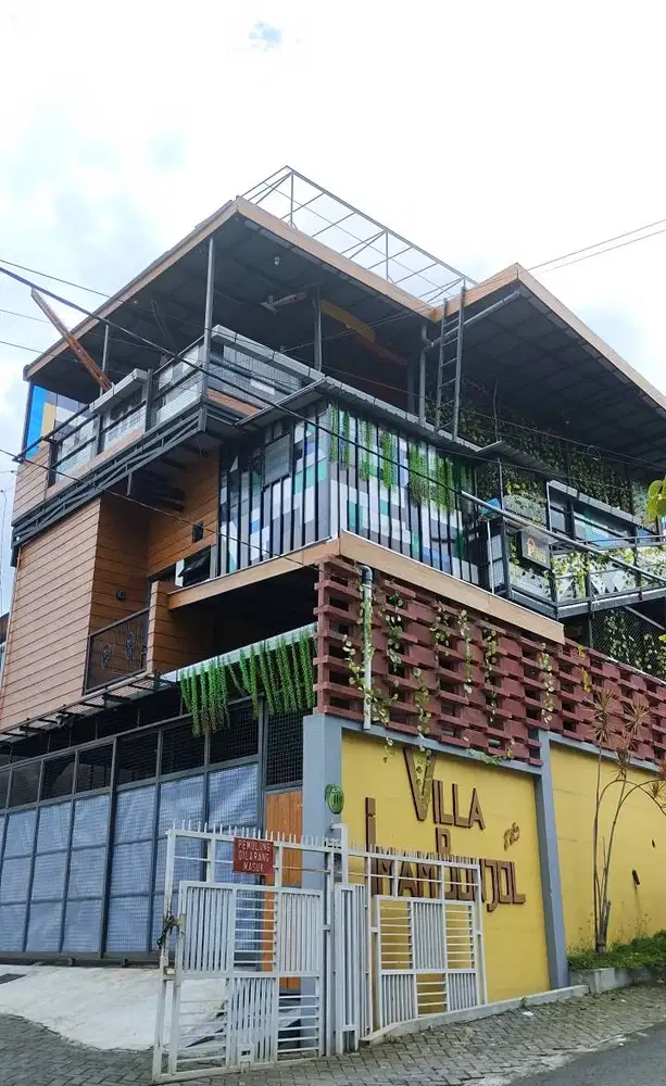 Dijual Rumah 3 Lantai di Tengah Kota Batu.