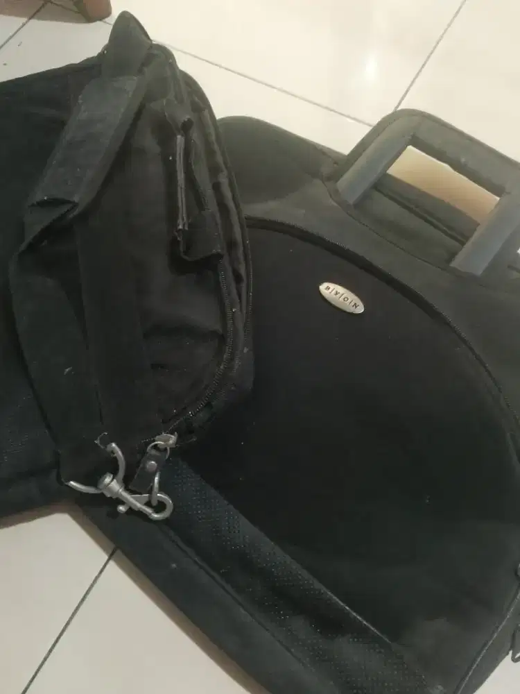 Dapat dua tas laptop preloved
