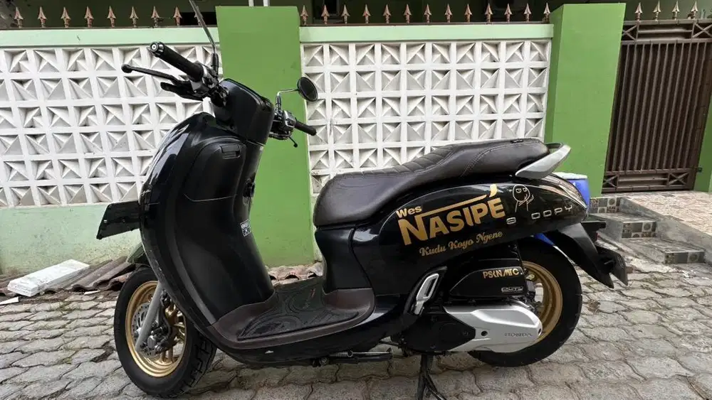 Scoopy 2021 hitam