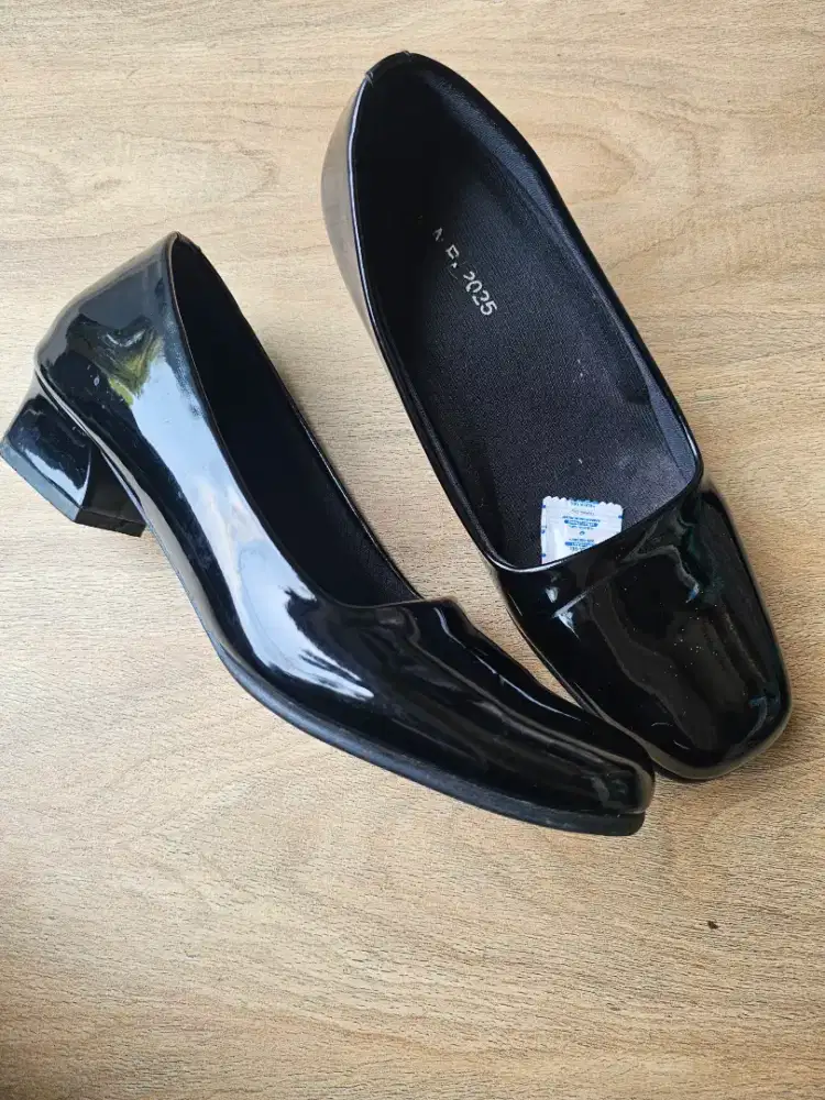 Pantofel Hitam Glossy Wanita Size 39