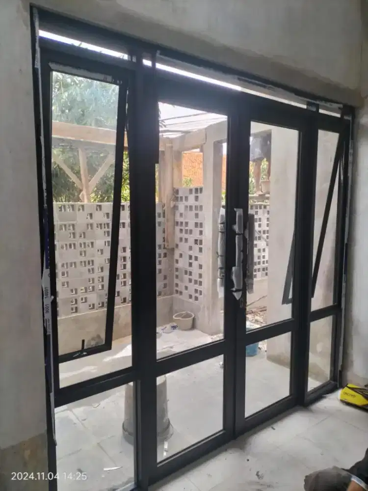 Pemasangan kusen pintu dan jendela aluminium