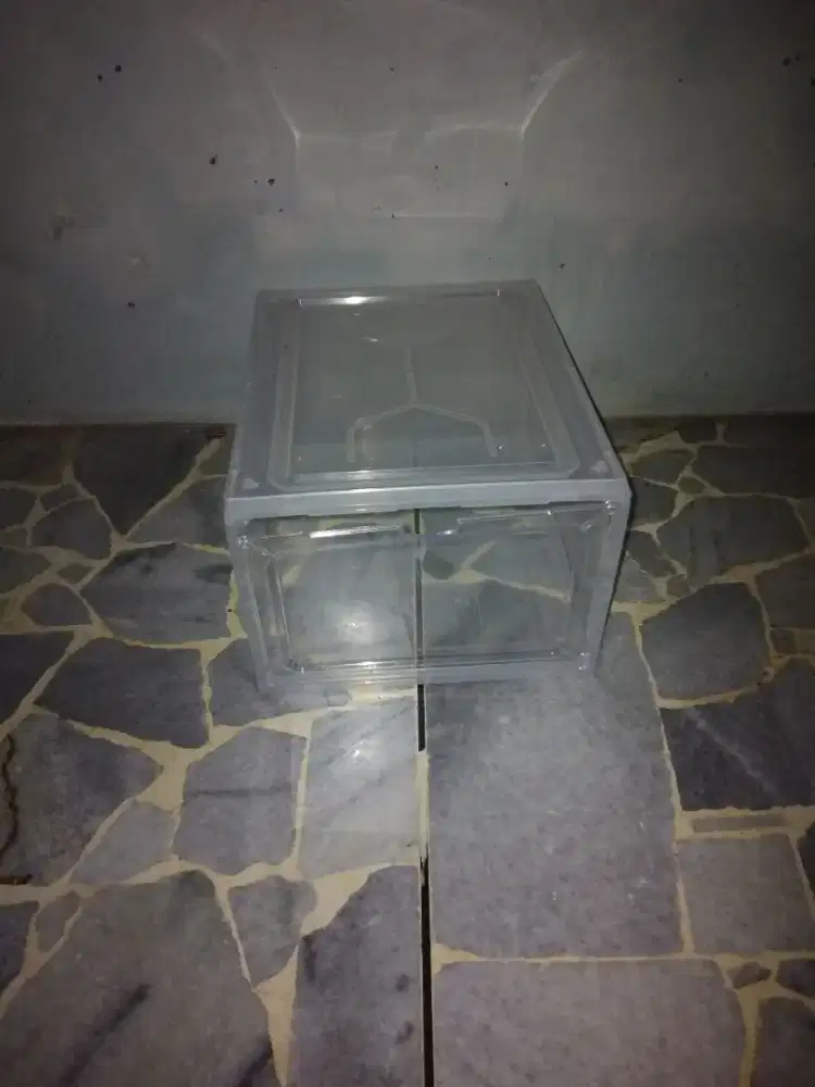 Kotak sepatu akrilik
