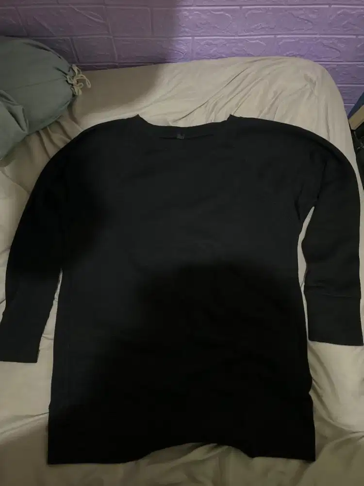 Di jual crewneck uniqlo original unisex size L eropa