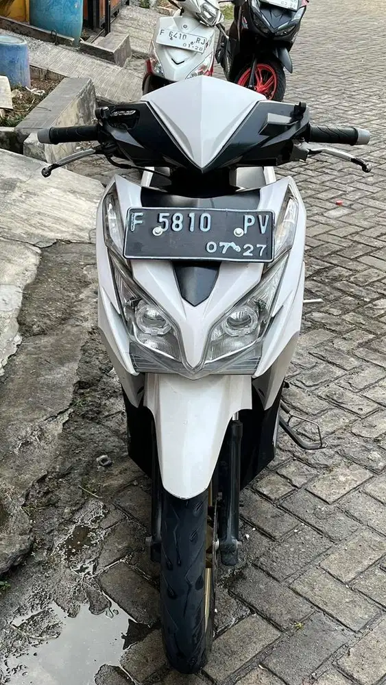 Honda Vario 125 KZR Putih Hitam Velg Gold – Kondisi Siap Pakai