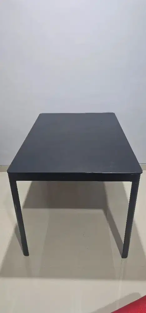 Meja makan kaca hitam