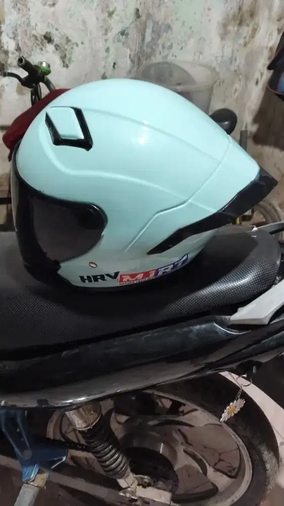 Helm bekas tapi masih sae, busa masih nyepot cek sapuas na