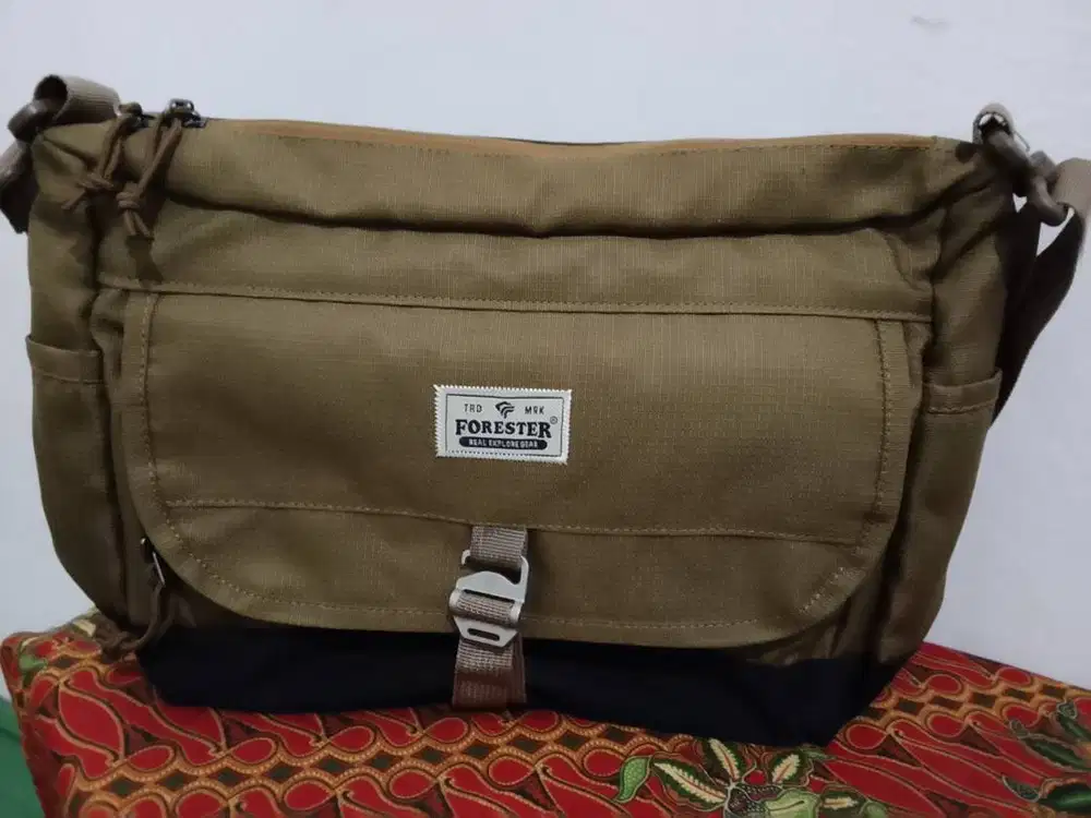 Tas Selempang Forester