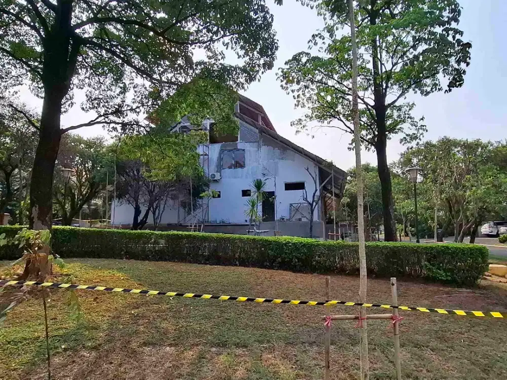 Rumah Hoek 2 Lantai Depan Taman & Ada Kolam Renang di Cluster Tengah Kota Wisata!