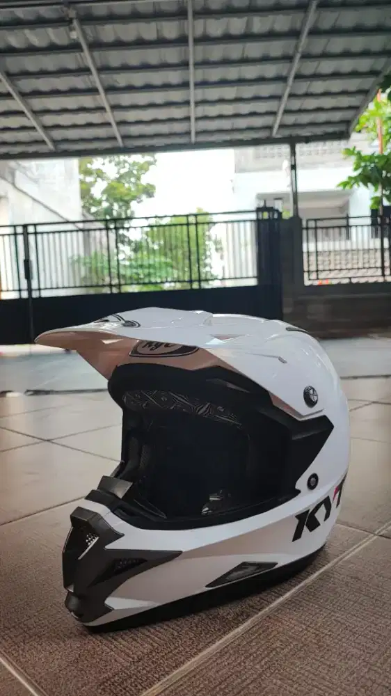 Kyt over solid white