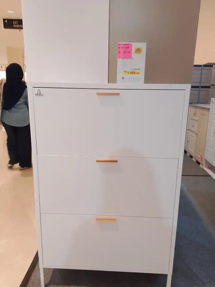 RAK SEPATU PUTIH