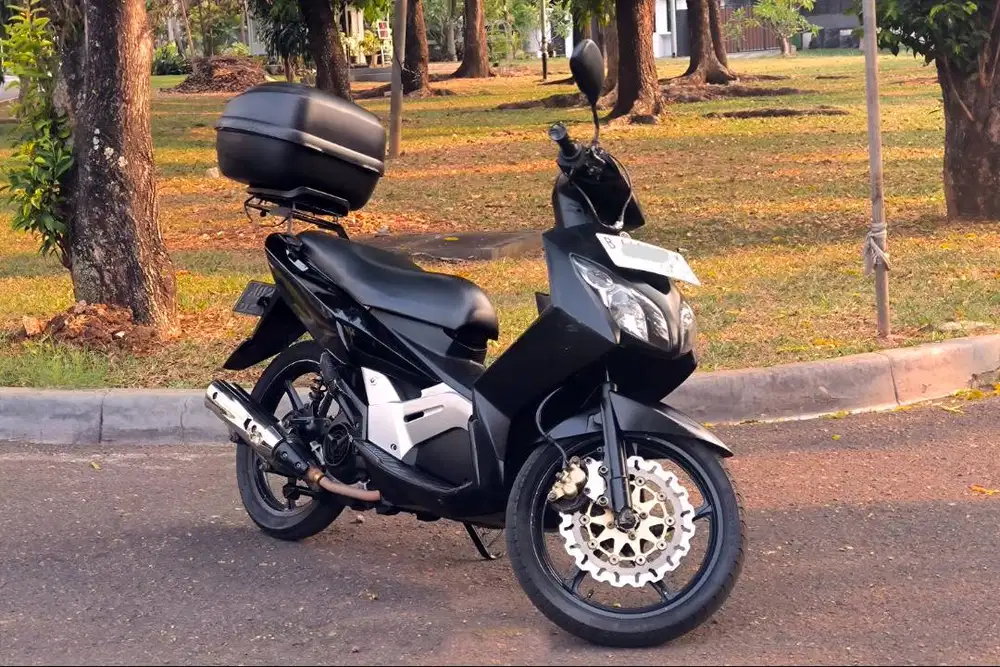 Yamaha NOUVO Z Hitam - Tahun 2005 - Tangan Pertama