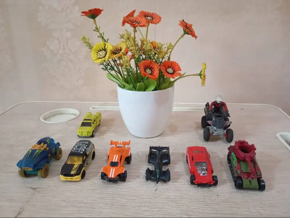 Paket Koleksi 8 Pcs Diecast Mobil-Mobilan (6 Hot Wheels Original)