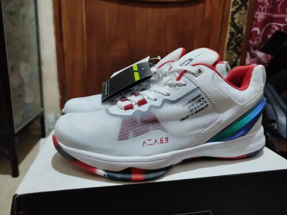 Sepatu pria ukuran 42