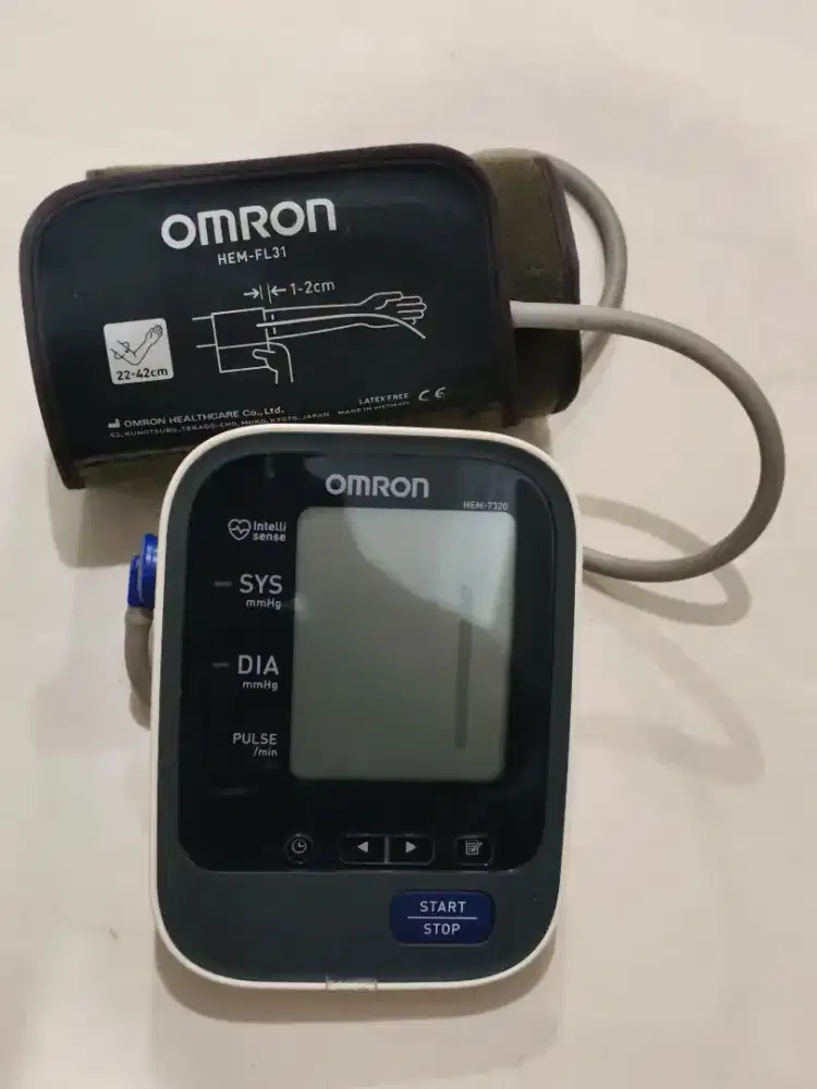 Alat pengukur tekanan darah OMRON HEM 7320