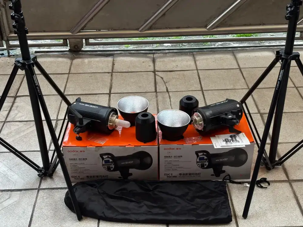 Paket Lampu Studio Godox SK300II Sepasang (2 Unit) + 2 Stand Takara