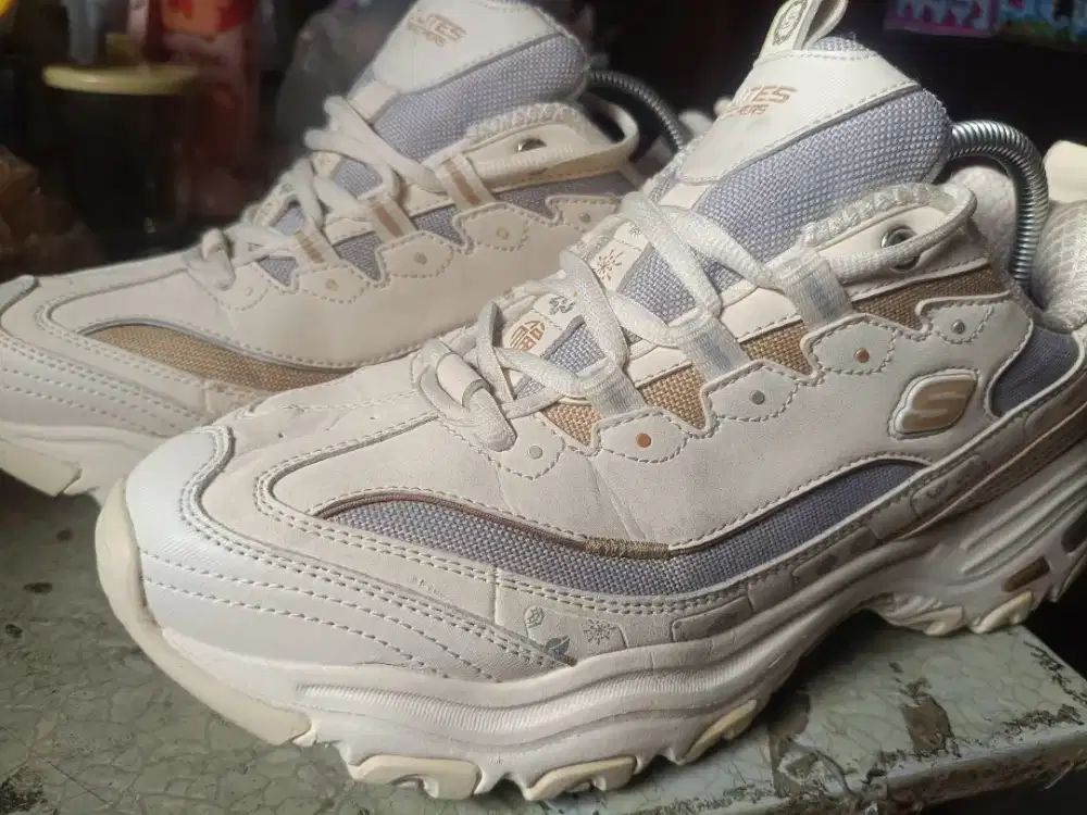 Sepatu skechers size 42 insole 27cm putih cream