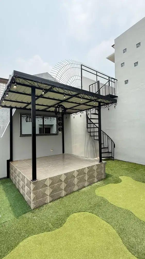 Rumah Pojok 3 Lantai dengan Roftop, Gazebo dan Golf Mini