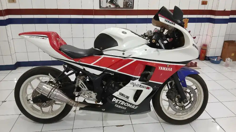 YAMAHA R25 MODIFIKASI MOTO GP TH 2014